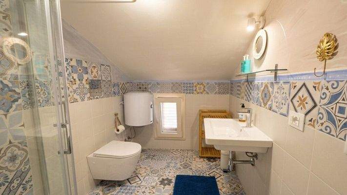 2. Badezimmer im Obergeschoss