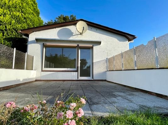 Südterrasse mit Gartenausgang vom Wohnzimmer