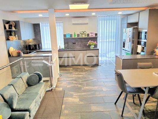 Offene Designerküche mit Ausgang Balkon Nord