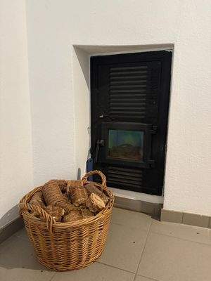 zusätzliche Holzbrikett Heizung für alle Etagen