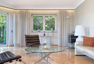 Offener Wohnbereich mit Blick in den Garten
