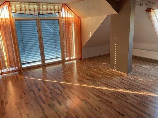 Helles Wohnzimmer mit Fenster