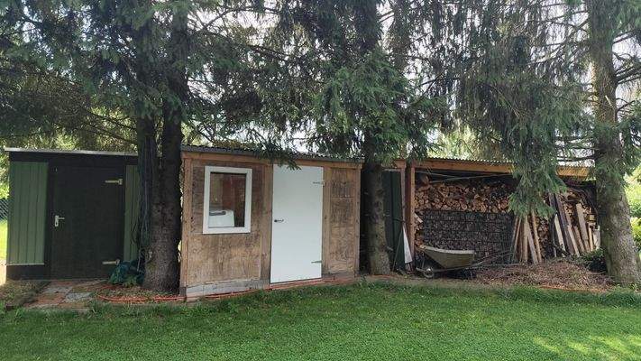 Nebengebäude und Holzlager