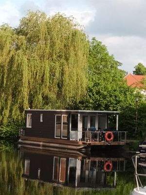 Hausboot in mitten der Natur