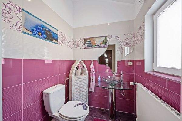 Modernes Gäste-WC im Hochparterre