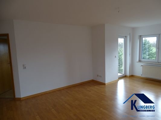 Wohnzimmer mit Zugang zum Balkon