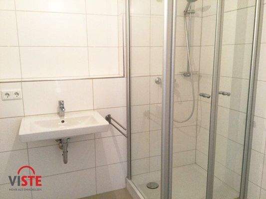 Großzügiges Badezimmer mit Dusche