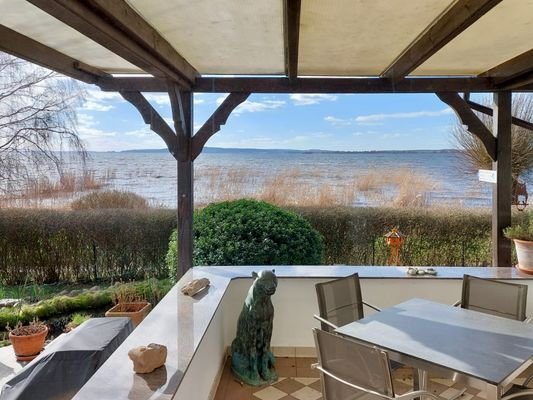 Überdachte Terrasse zum See