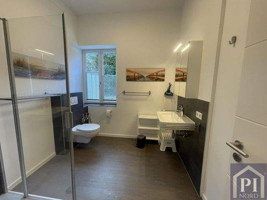 Geräumiges Badezimmer