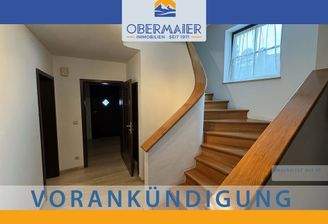01_Titelbild_Eingangsbereich+Treppe