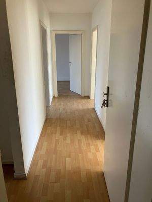 Langer Flur mit Holzboden