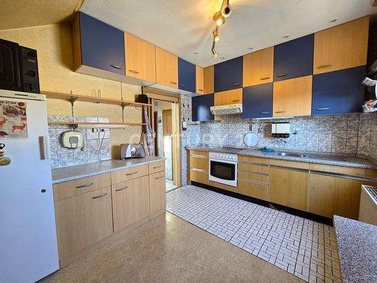 Gegenseite der Küche mit moderner Einbauküche