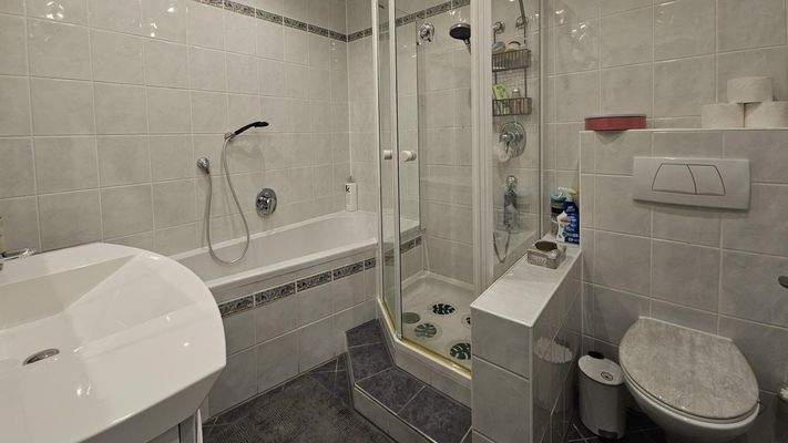 Bad m. Badewanne / Dusche / WC