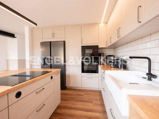 Moderne Einbauküche im EG