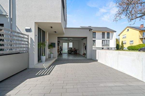 Hofeinfahrt und Garage