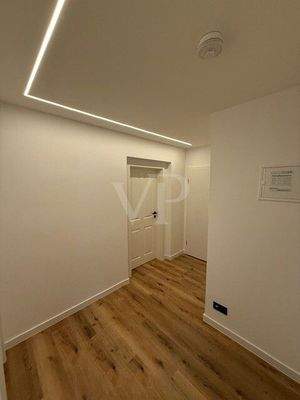 Flur mit modernem Beleuchtungskonzept