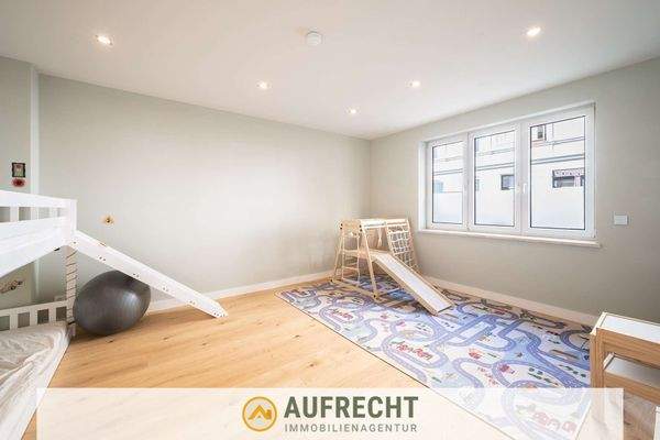 geräumiges, helles Kinderzimmer