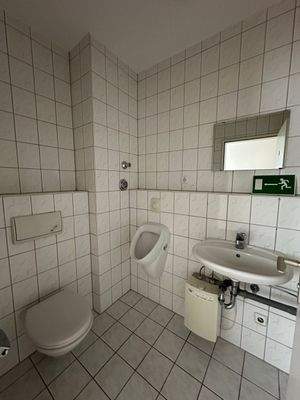 Helles Büro-WC mit Fliesen