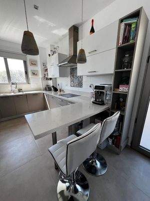 Kreta, Kolymvari: Zweistöckige Villa mit Infinity-Pool und Meerblick zu verkaufen