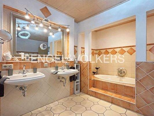 Tagesichtbad mit Badewanne