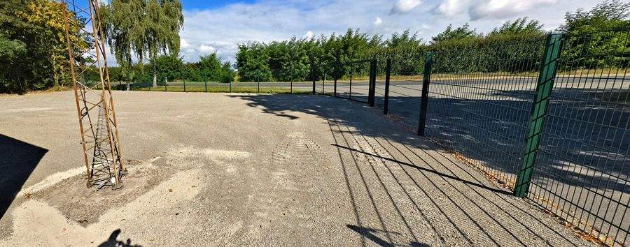 Aussengelände mit Zufaht