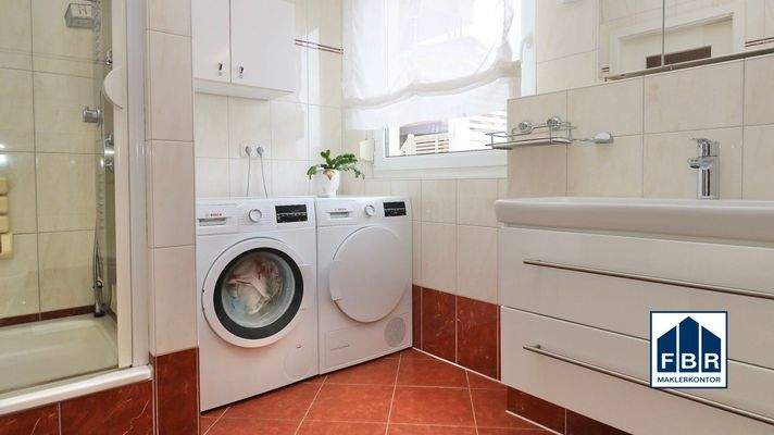 Modernes Duschbad mit Bidet