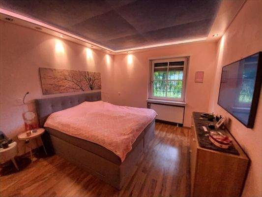 Schlafzimmer mit indirektem Licht