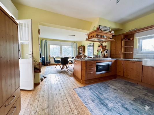 OG Küche mit Zugang auf den Balkon mit Blick ins Esszimmer