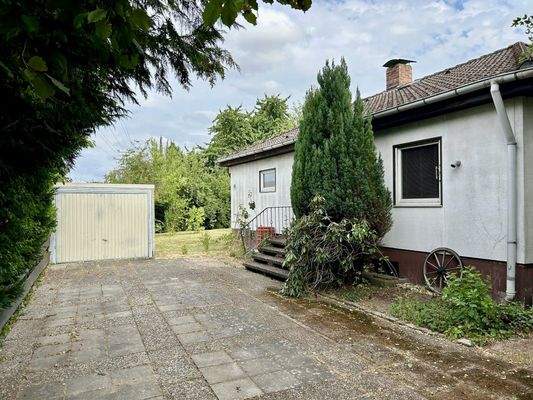 Grundstückseinfahrt mit Garage