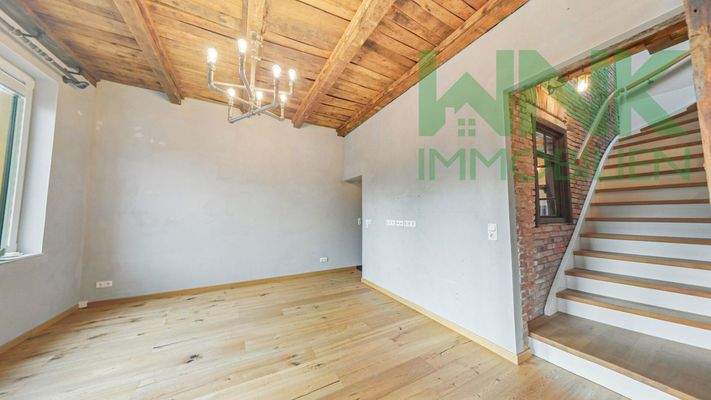 Wohnzimmer mit Treppe