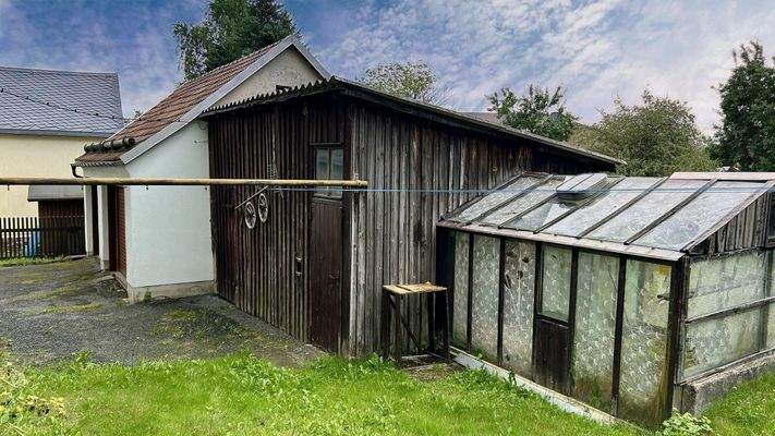 Nebengelass hinter dem Haus