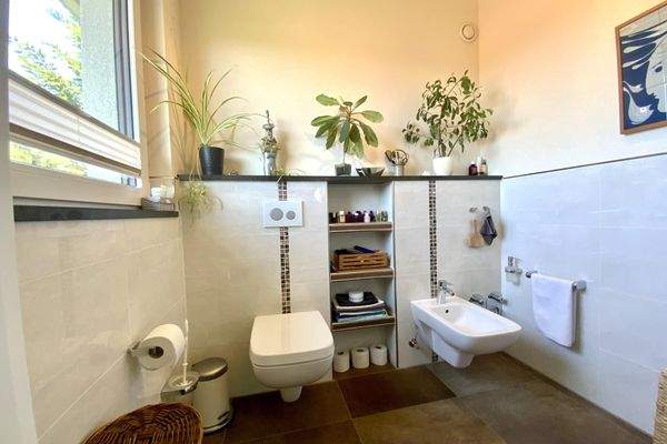 WC-Bereich mit Bidet und Tageslicht