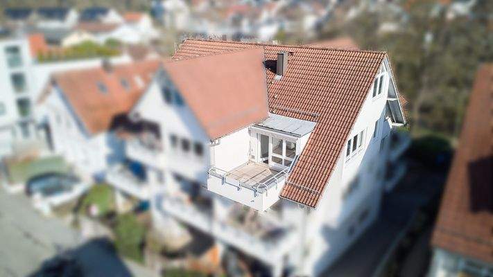 Drohnenansicht vom sonnigen Balkon