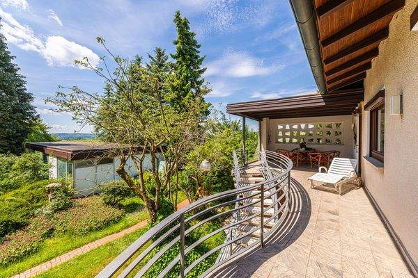 Sicht auf überdachte Terrasse OG und Poolhaus