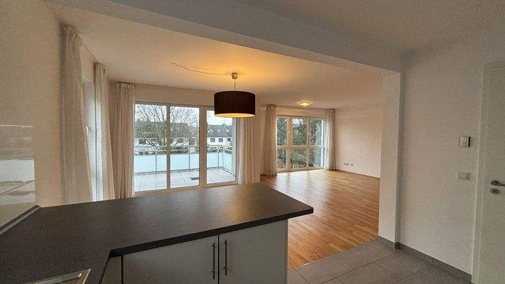 Küche mit Blick zum Wohnzimmer