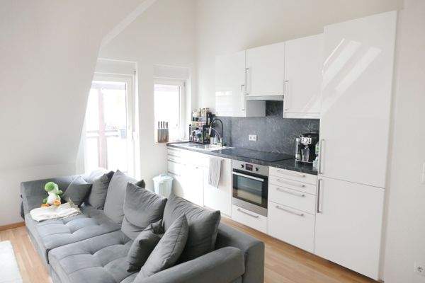 Küche mit Zugang zum Balkon