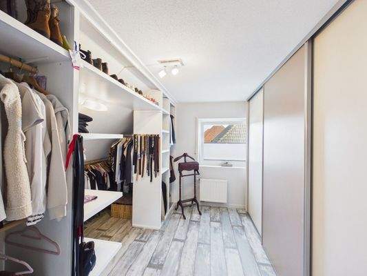 CAM03784G0-PR0100-STILL049