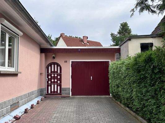 Einfahrt mit Garage