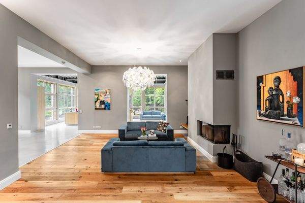 Loftartiger Wohnbereich mit Holzkamin