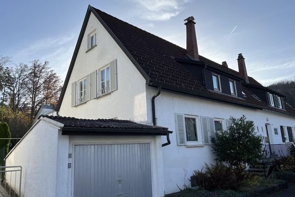 Außenansicht mit Garage