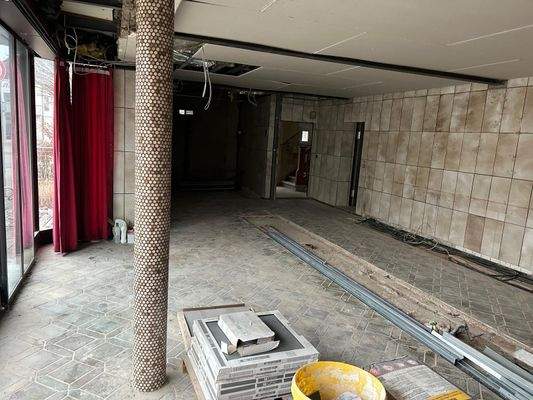 Verkaufsraum mit Fensterfront 