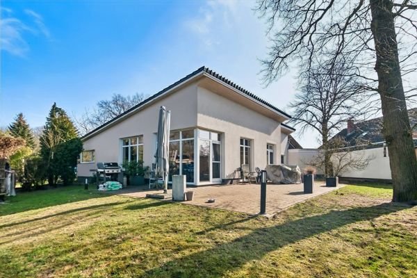 seitlicher Blick zur Rückseite des schönen Bungalow