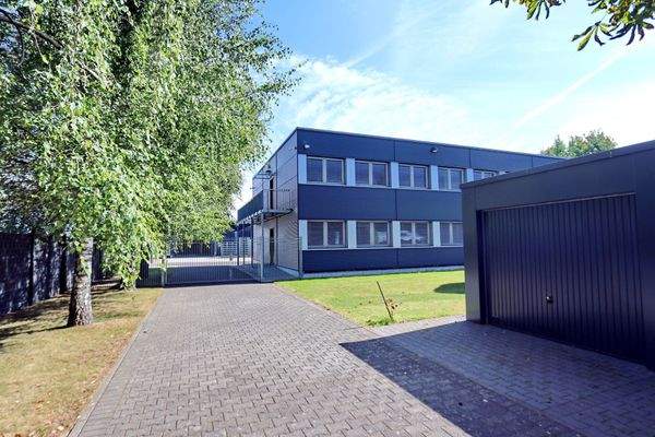 Zufahrt 2 Garagen u. Bürogebäude