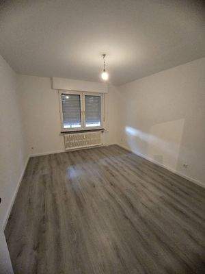 Leeres Zimmer mit Fenster