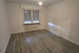 Leeres Zimmer mit Fenster