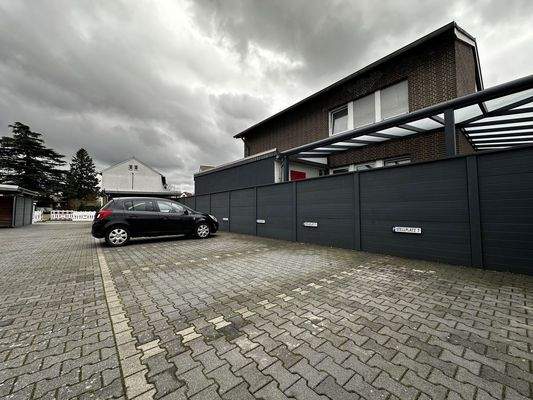 Hinterhof & Stellplätze