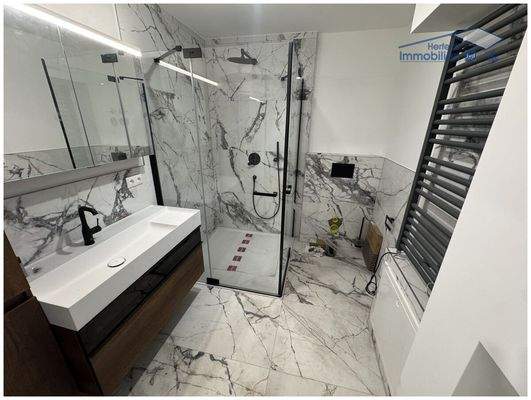 Sehr stylisches Badezimmer mit Marmor-Design