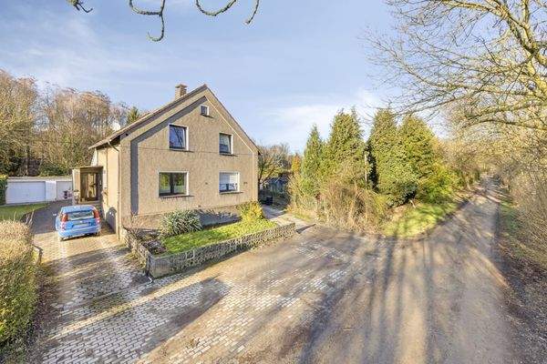 Vorderansicht mit Weg durch die Felder