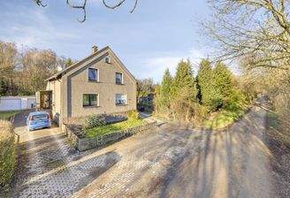 Vorderansicht mit Weg durch die Felder