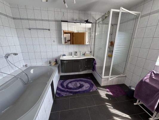 OG großes Badezimmer